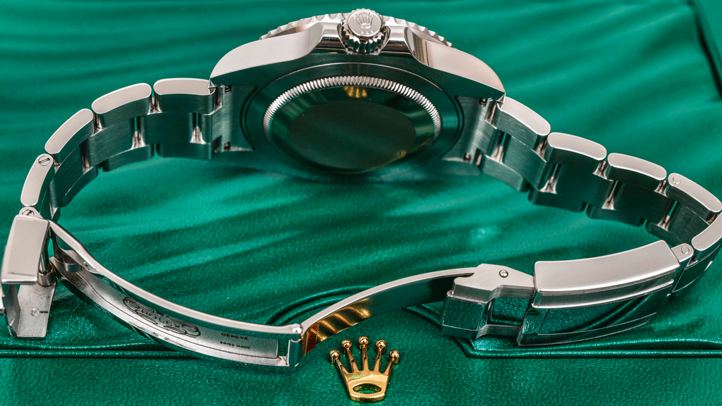 Gros plan sur bracelet Oyster acier et fermoir sécurisé montre de luxe