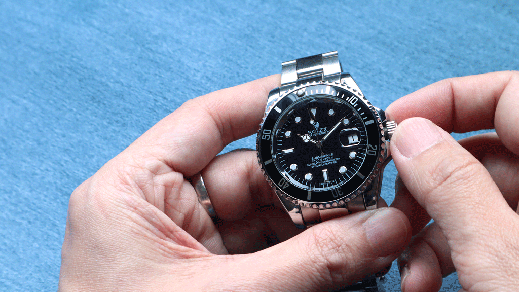 Propriétaire ajustant le fermoir intelligent de sa montre de luxe dans un intérieur parisien