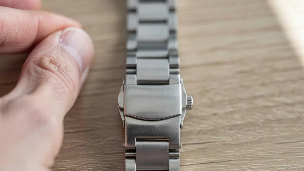 Gros plan sur bracelet Oyster acier et fermoir sécurisé montre de luxe