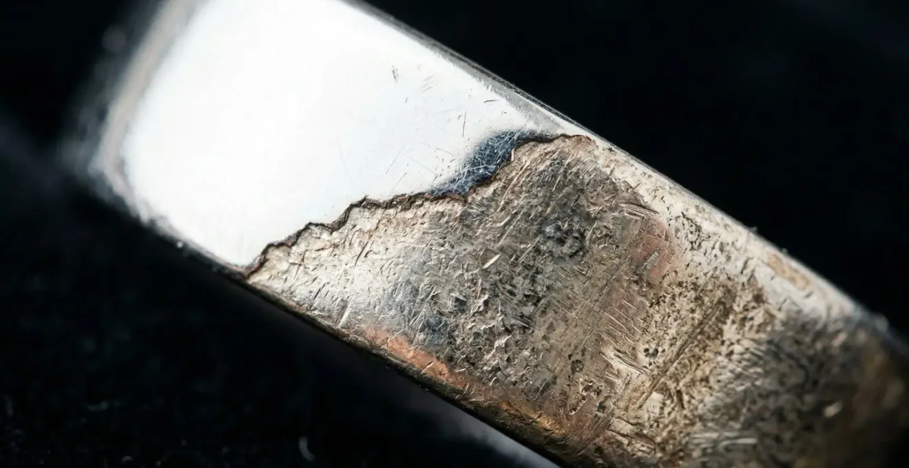 Vue macro d'une bague montrant l'usure progressive du rhodiage sur les zones de contact
