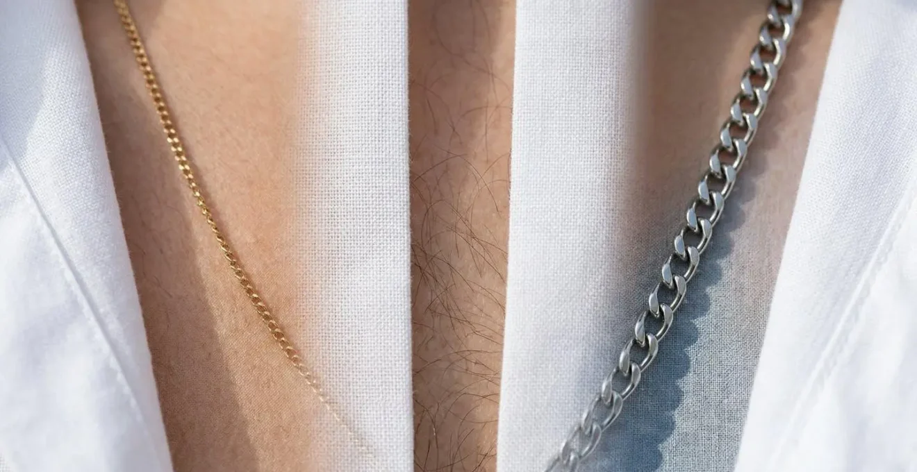 Comparaison visuelle de différents métaux sous une chemise blanche sur peau masculine